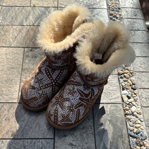 Ugg Bailey Bow Star Patterned girls Boots - Picture 1 of 6
